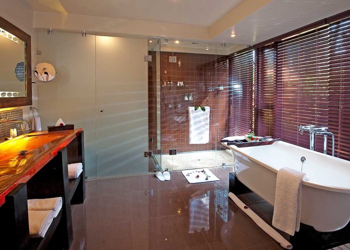 ArushaCoffeeLodge-Plantation-Suite-Bathroom-2