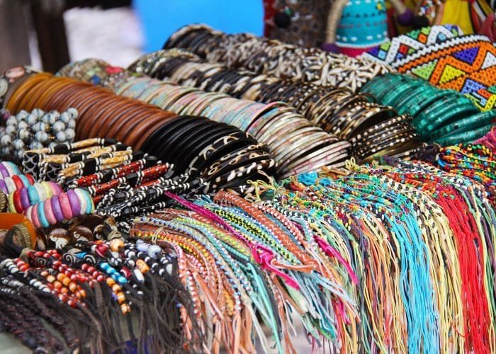 visite-au-marche-des-souvenirs-dArusha-1-rcupunlsg98rmvpqwvhaw8rmnd2csxzgfcnl8df9fs